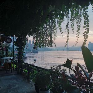 模特中出潮喷视频
